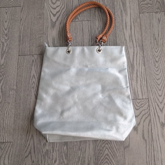 Nice silver tote🍀🍀🍀🍀 - Picture 2 of 6